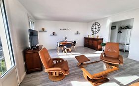5 appartements indépendants situés à mi-chemin entre le Vieux Port et le Pont de l île de Ré